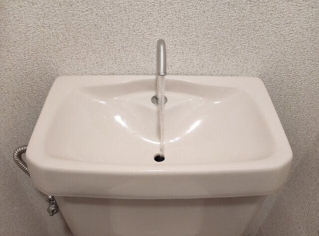 トイレに手洗い器を後付けできる？設置の可否とメリットを解説